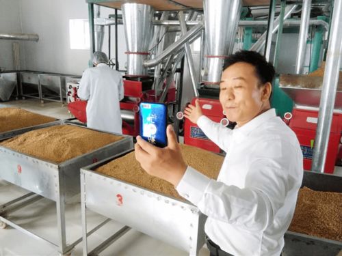 以文藝之光，聚扶貧之力——烏海市文體旅游廣電局文藝采風(fēng)創(chuàng)作與慰問(wèn)演出活動(dòng)紀(jì)實(shí)