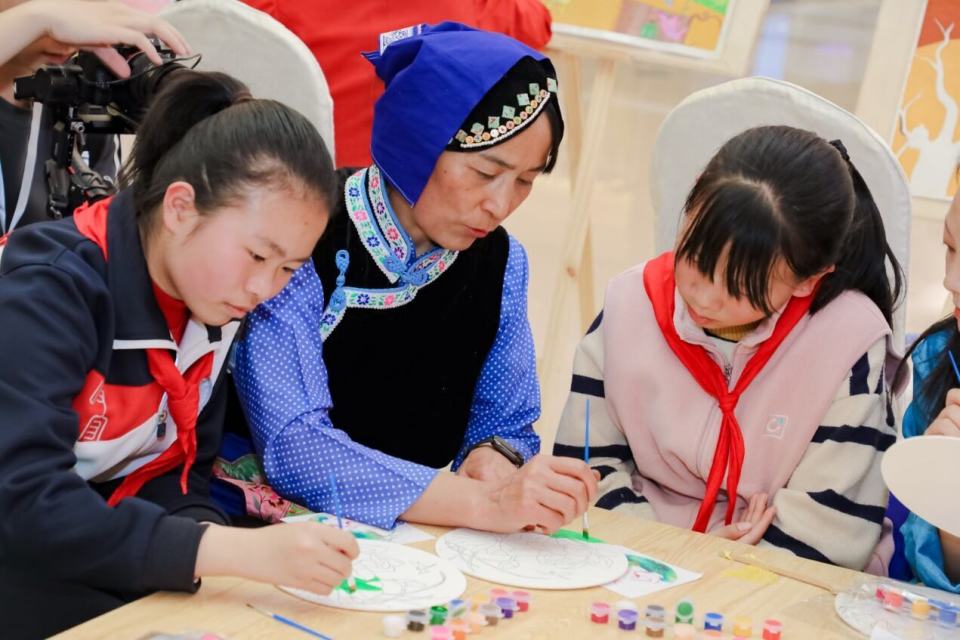 在筆尖綻放的春天 感受呈貢區農民畫展的非遺魅力與鄉土詩情